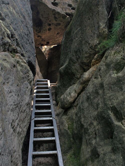 Steiler Leiteraufstieg zum Raubschloss