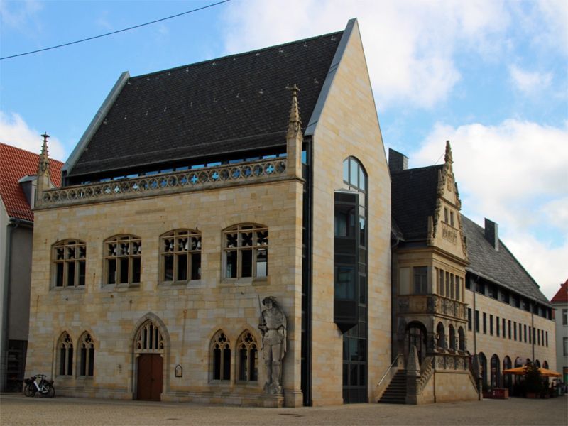 Rathaus in Halberstadt mit dem Roland an der Westseite