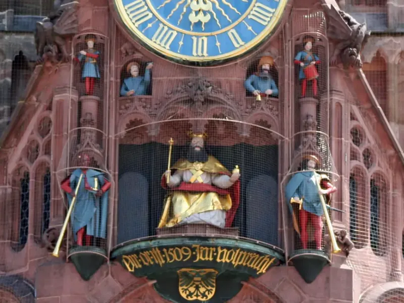 Uhr an der Stadtpfarrkirche „Unserer Lieben Frau“ in Nürnberg