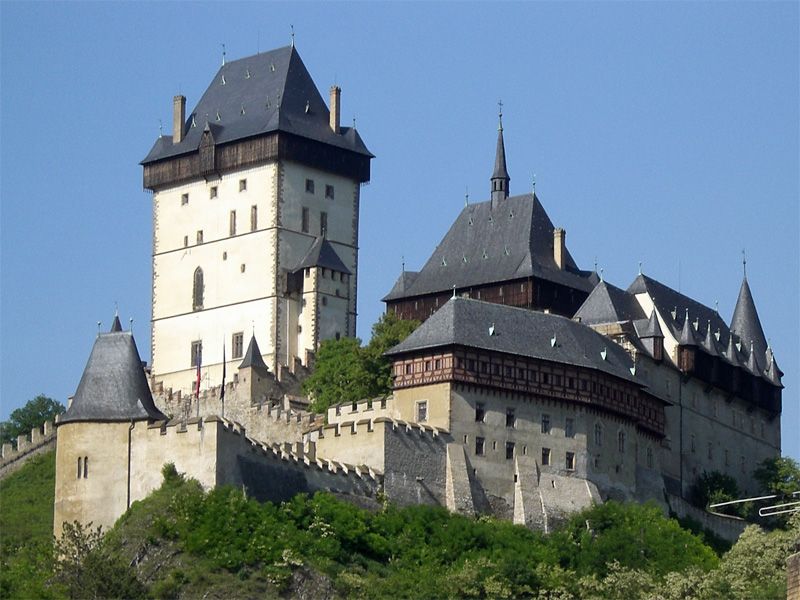 Burg / Hrad Karlštejn (Karlstein) in Mittelböhmen, südlich von Prag