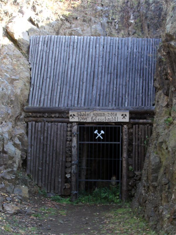 Eingang Felsschacht / Bergbau Mednik