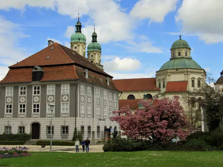 Zumsteinhaus (li) und Klosterkirche St. Lorenz