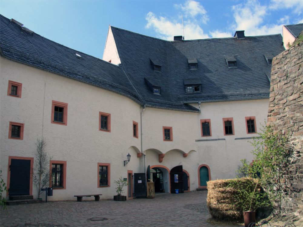 Burghof mit Museen