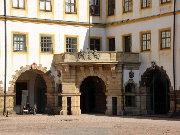 Eingang zu den Museen im Schloss Friedenstein
