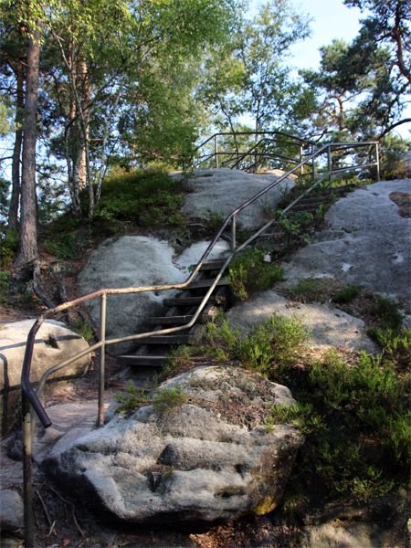 Aufstieg mit Treppen auf dem Rauenstein