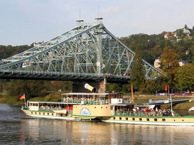 Blaue Wunder über der Elbe von Dresden