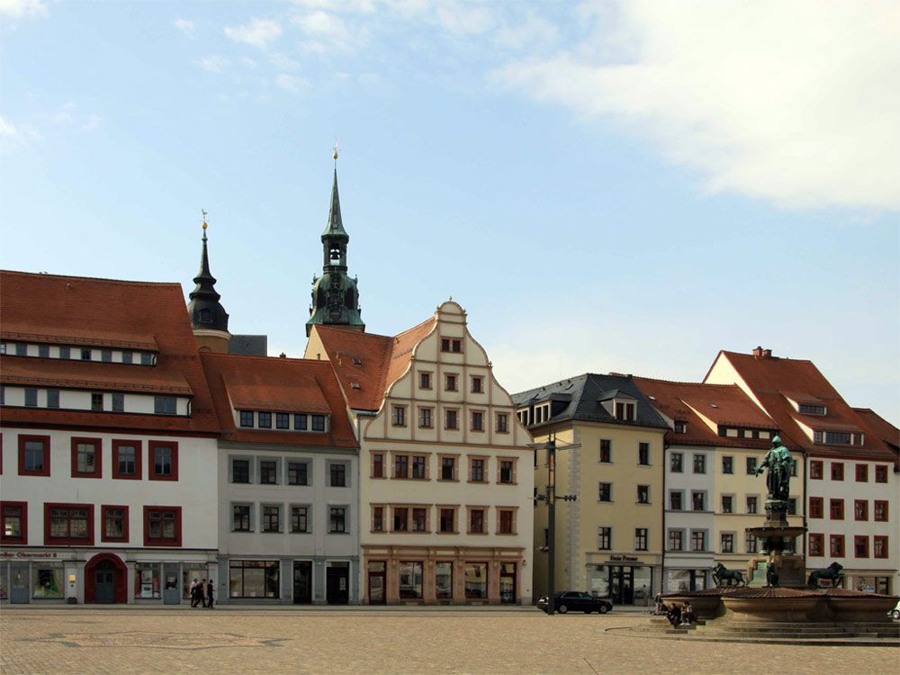 Freiberger Obermarkt mit Kirche St. Petri im Hintergrund