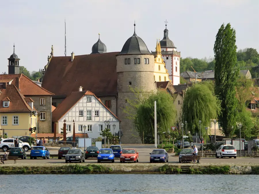 Stadtansicht von Marktbreit am Mainufer