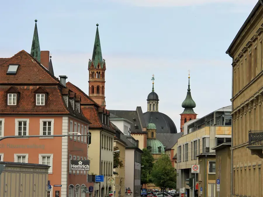 Blick ins Zentrum mit Dom von Würzburg