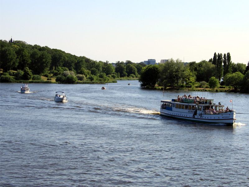 Blick auf den Potsdamer See mit Dampfer und Booten