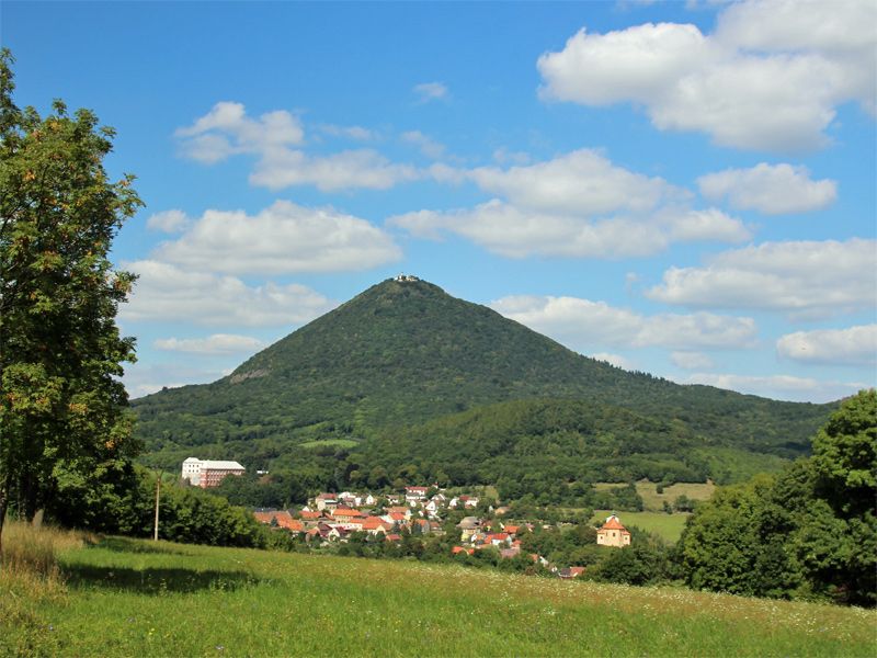 Aussichtsberg Milleschauer (Milešovka) im Böhmischen Mittelgebirge