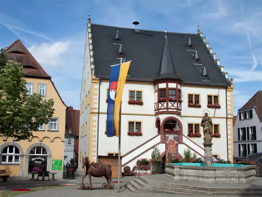 Renaissance-Rathaus (1544) und Marktbrunnen