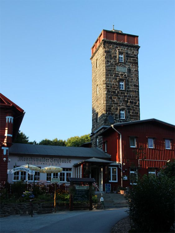 Mönchswalder Bergbaude mit Turm bei Wilthen