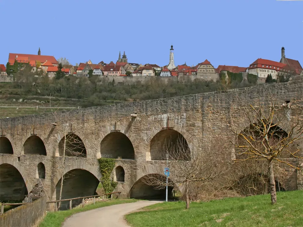 Doppelbogenbrücke über der Tauber