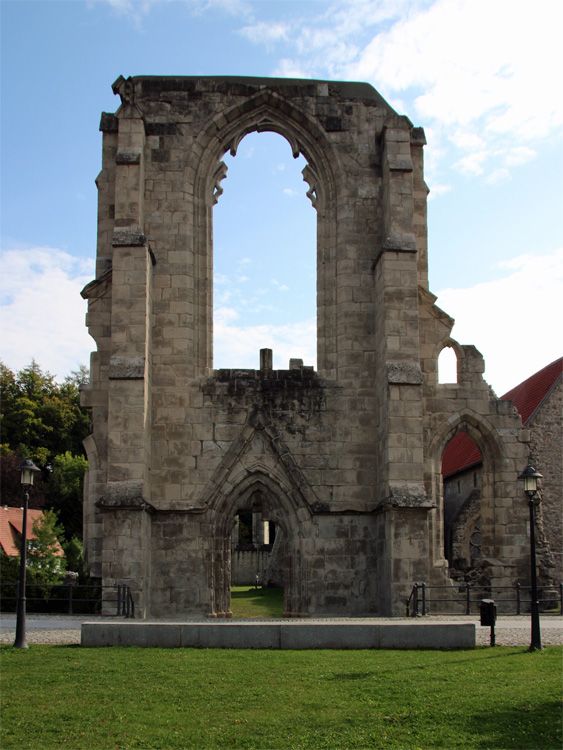 Mauerreste von der Klosterruine Walkenried