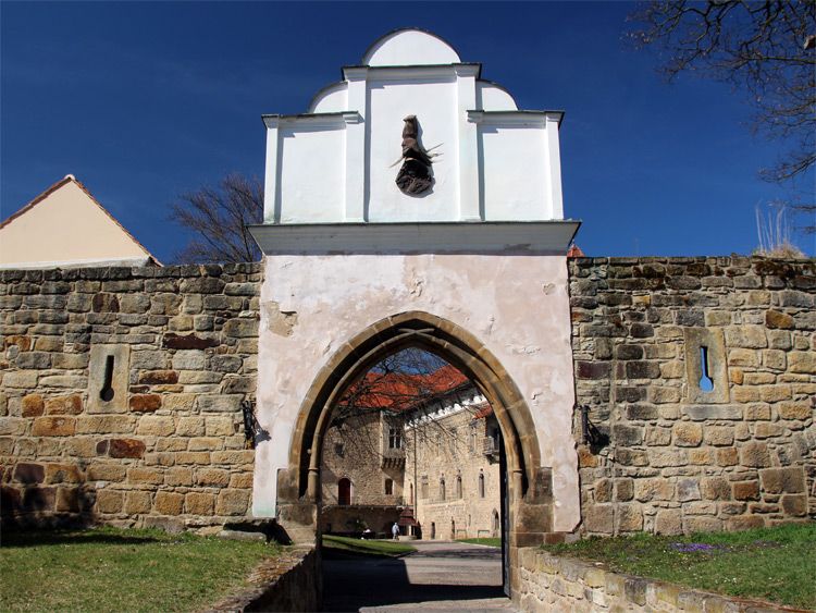 Eingangstor zu Burg / Hrad Budyně nad Ohří 