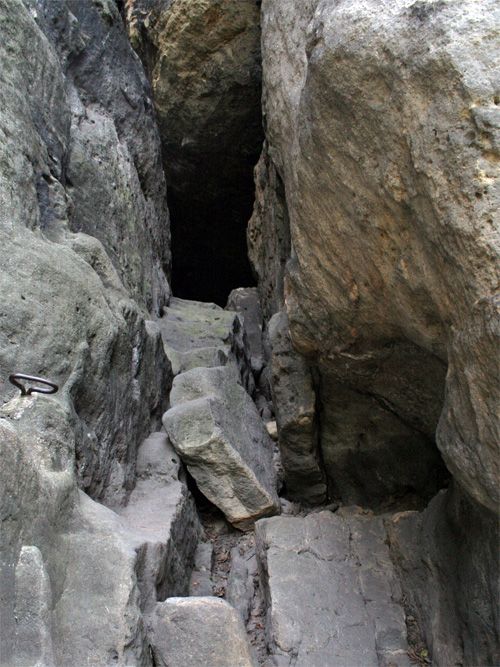 Weg über eine Höhle und Leitern bis zum Raubschloss