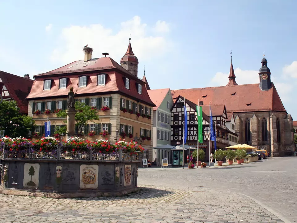 Marktplatz mit Eisernen Röhrenbrunnen von 1726 mit der Minerva Statue