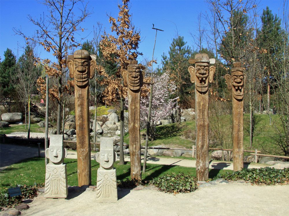 Parkanlage Gärten der Welt mit Holzfiguren
