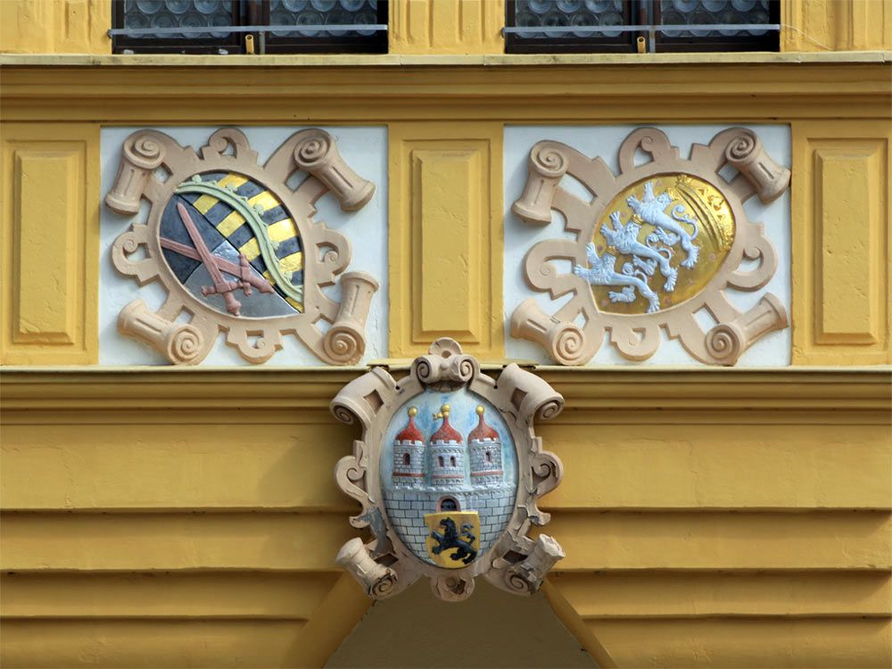 Wappen von Sachsen, Böhmen und Freiberg am Rathaus
