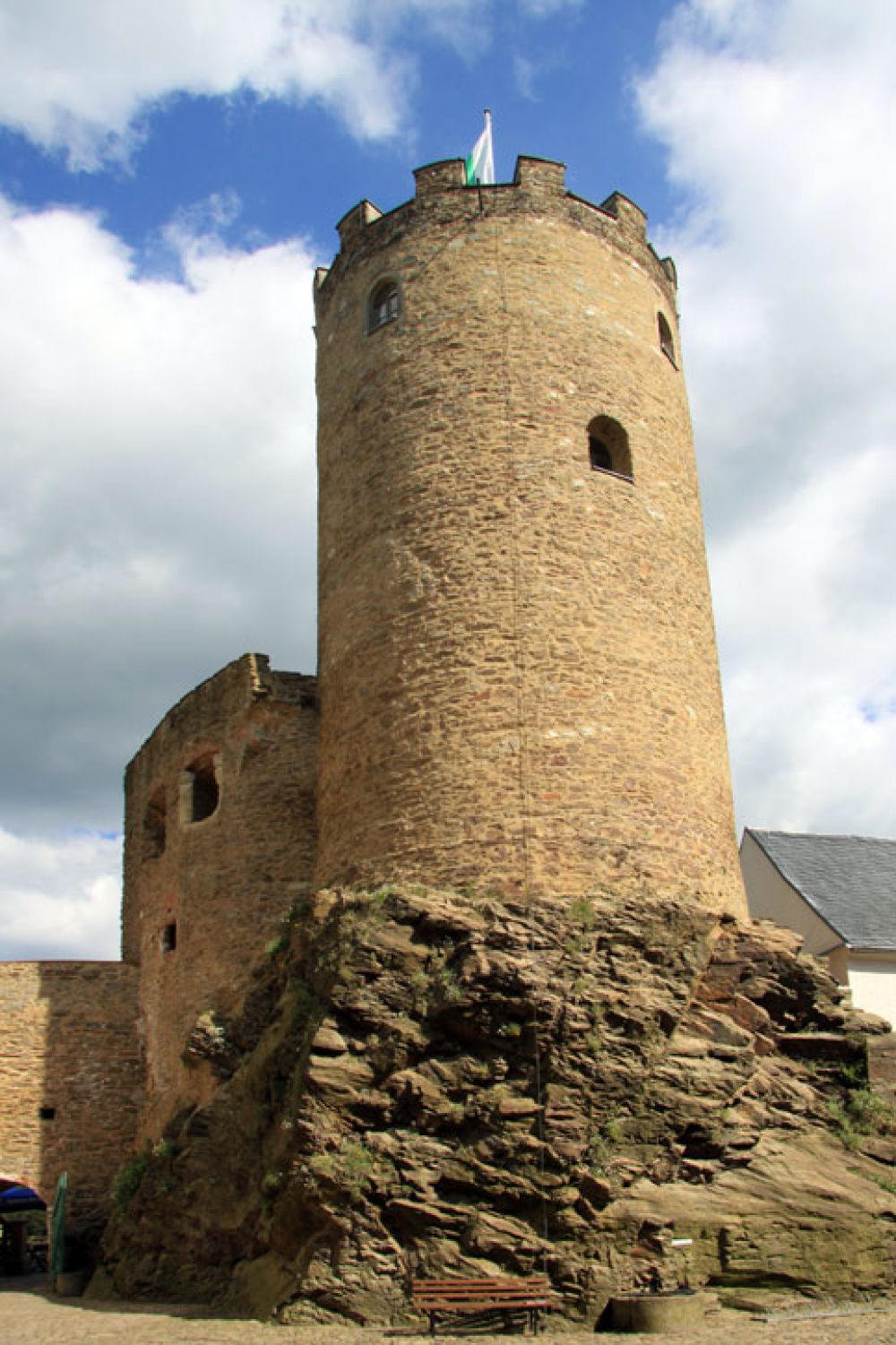 Burgfried auf dem Burggelände Scharfenstein