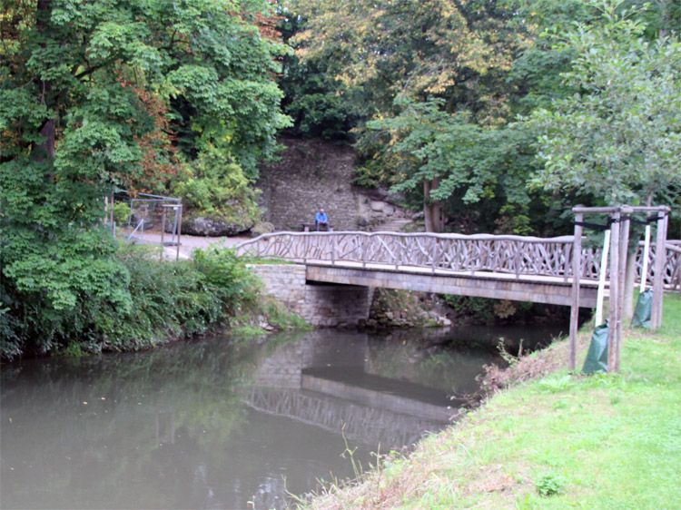 Fluss UIlm durchfießt den Landschaftspark in Weimar