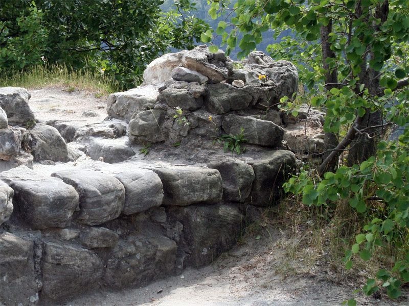 Mauerreste vom ehemalige Lager vom Raubschloss