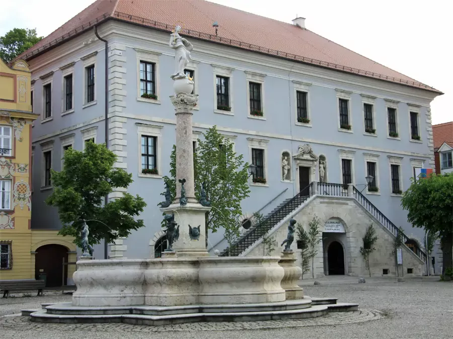 Rathaus mit Mariensäule auf dem Marktplatz Neuburg an der Donau