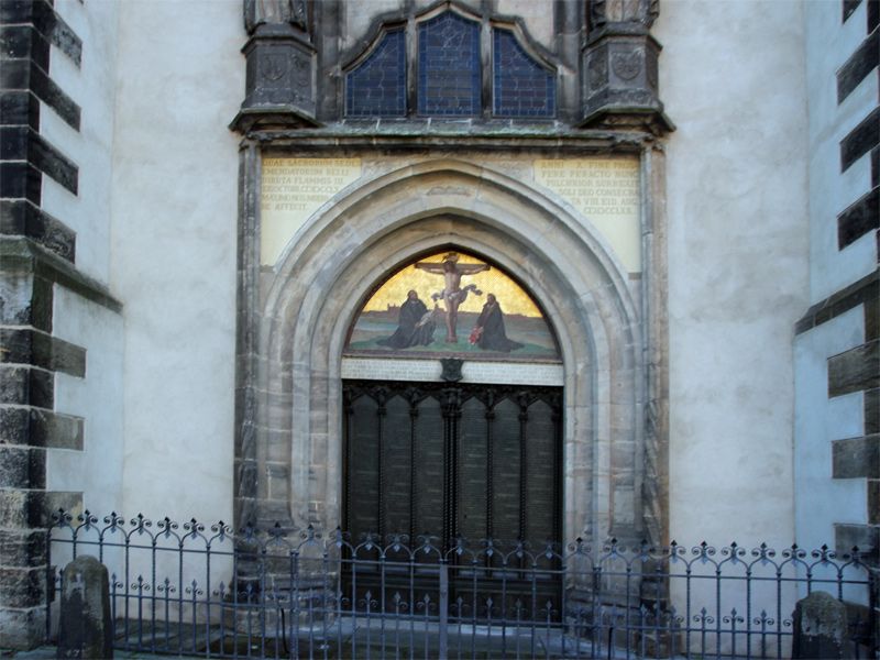 Treppe der Schlosskirche in Wittenberg mit Luthers Thesen